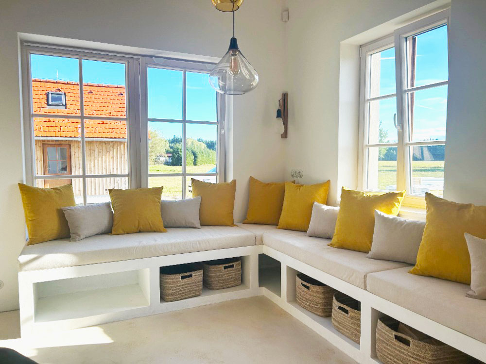 Polstry rohová lavice pod okny